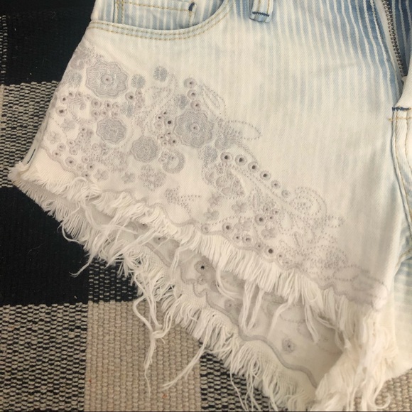 BLANKNYC Pinstriped Bleached Cutoff Shorts Sz 25 - Picture 9 of 9